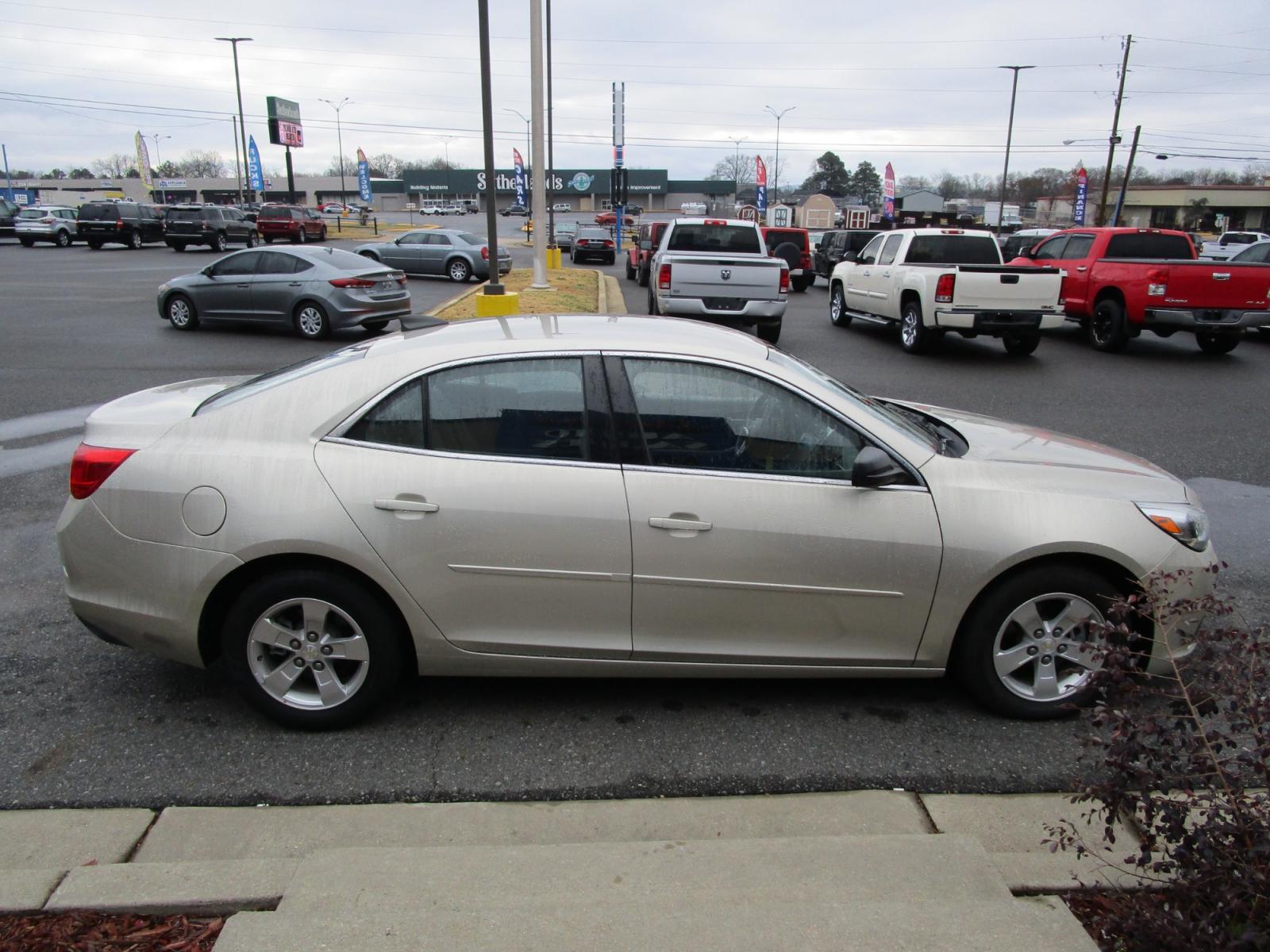 2015 Chevrolet Malibu LS (1G11B5SL1FF) with an 2.5L L4 DOHC 16V engine, 6-Speed Automatic transmission, located at 1814 Albert Pike Road, Hot Springs, AR, 71913, (501) 623-1717, 34.494228, -93.094070 - Photo #5